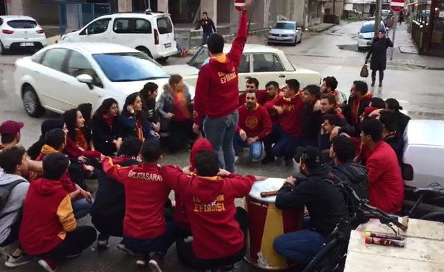 Otomobil, tezahürat yapan Galatasaray taraftarlarının arasına daldı