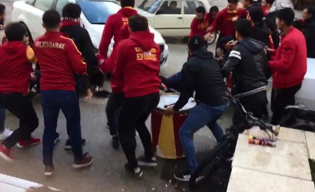 Otomobil, tezahürat yapan Galatasaray taraftarlarının arasına daldı