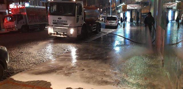 Rize’de sokaklar köpükle yıkanıyor
