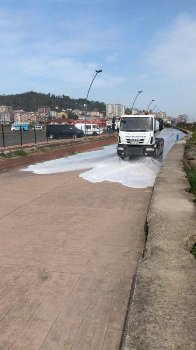 Rize’de sokaklar köpükle yıkanıyor