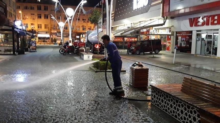 Rize&rsquo;de sokaklar k&ouml;p&uuml;kle yıkanıyor