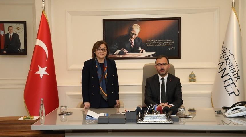 Bakan Kasapoğlu&rsquo;ndan Fatma Şahin&rsquo;e hayırlı olsun ziyareti