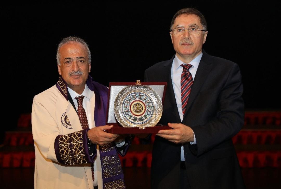 Atat&uuml;rk &Uuml;niversitesi&rsquo;nde bilimsel teşvik &ouml;d&uuml;l ve akademik giysi t&ouml;reni ger&ccedil;ekleşti