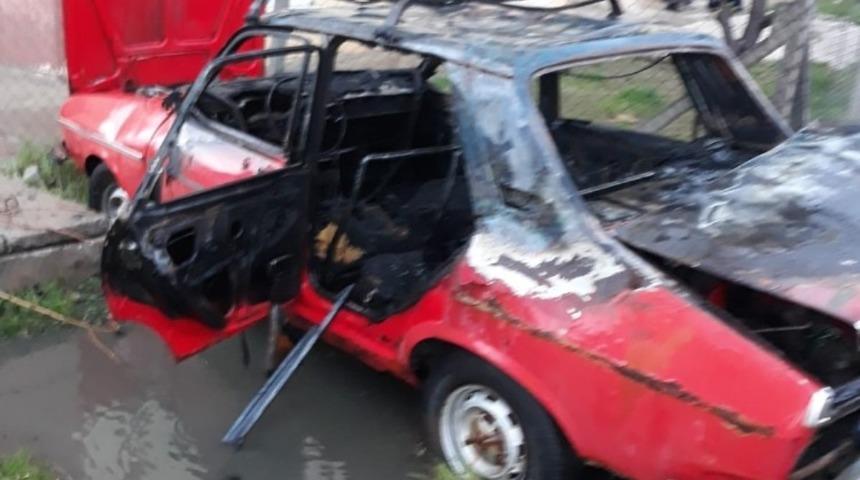 Park halindeki otomobil alev topuna d&ouml;nd&uuml;