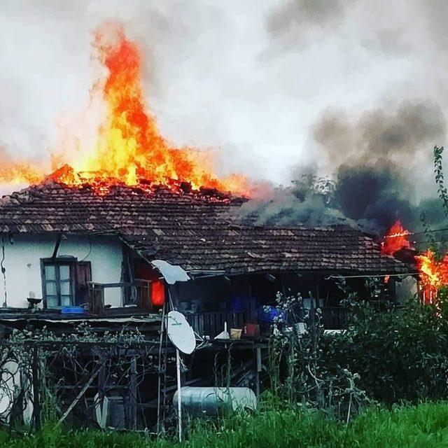 Kaş’ta ahşap ev yangında kül oldu