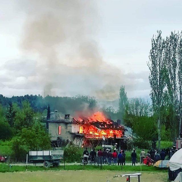 Kaş’ta ahşap ev yangında kül oldu