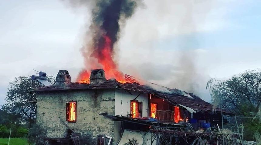 Kaş&rsquo;ta ahşap ev yangında k&uuml;l oldu