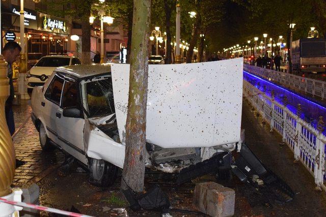 Malatya’da otomobil ağaca çarptı: 1 yaralı