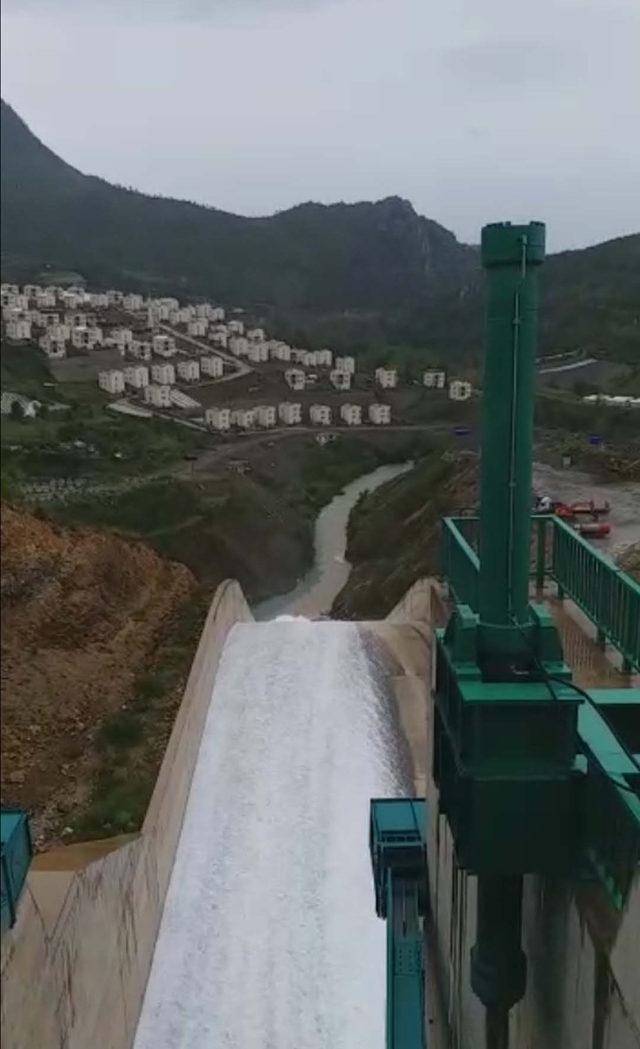 Alaköprü Barajı'nın kapakları açıldı