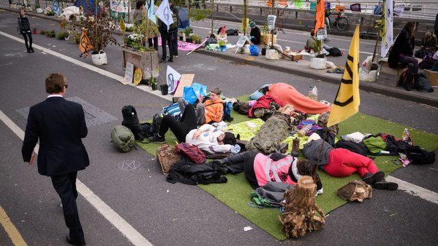 İki günde Londra'da 300'e yakın protestocu, Edinburgh'da ise 29 kişi gözaltına alındı