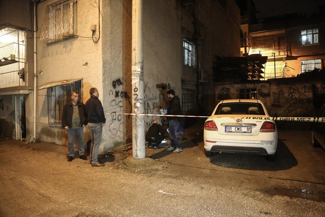 Evin duvarından &ccedil;ıktı! Adana'da sokağı kapattıran ihbar