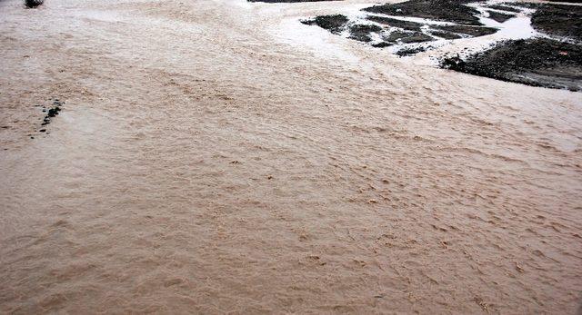 Erzincan’da yağmur nehir debilerini artırdı