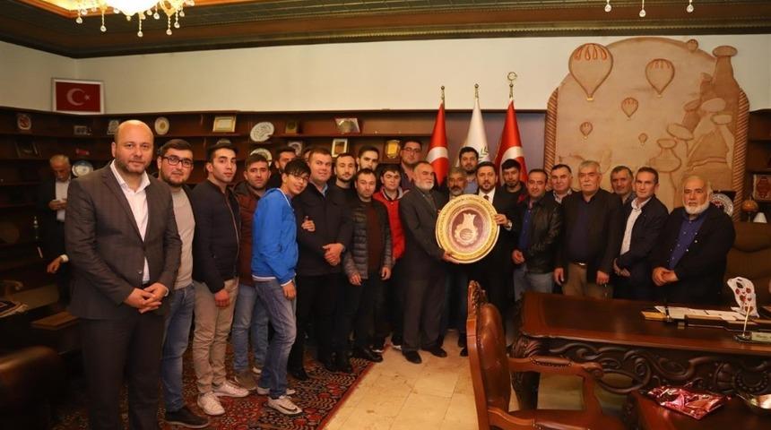 Belediye Başkanı Arı&rsquo;ya tebrik ziyaretleri s&uuml;r&uuml;yor