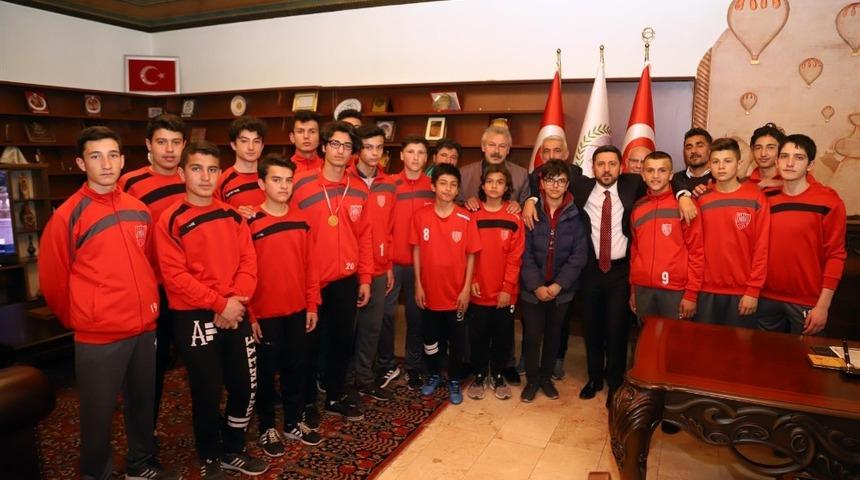 Başkan Arı, şampiyon futbolcuları tebrik etti