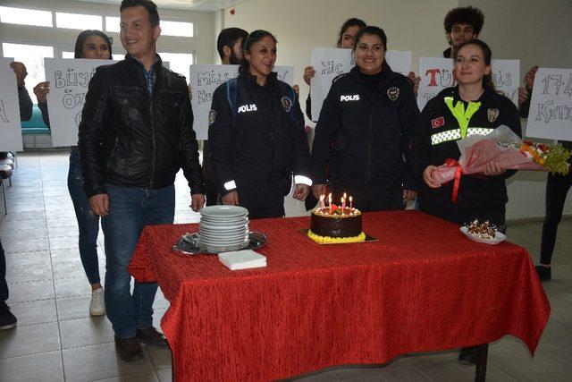 Kavga ihbarına giden polislere kutlama sürprizi