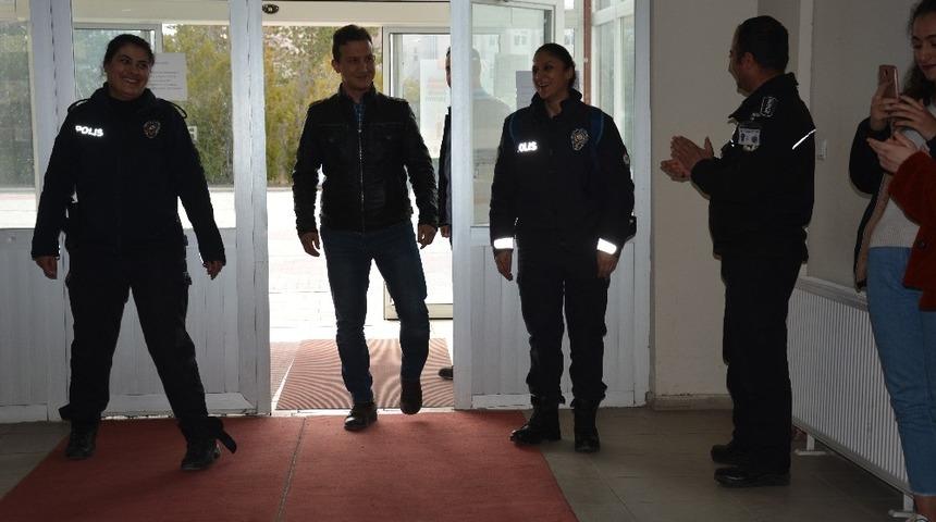 Kavga ihbarına giden polislere kutlama sürprizi