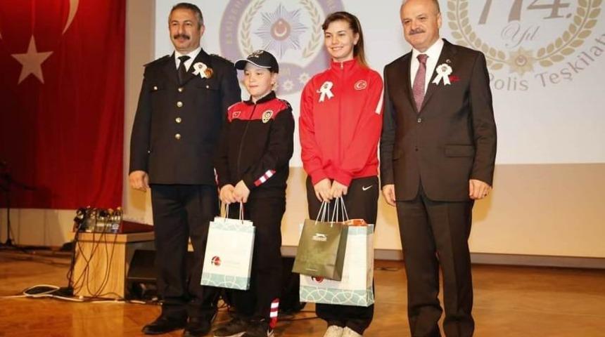 Eskişehirli milli sporcu Karakuyulu&rsquo;ya &ouml;d&uuml;l