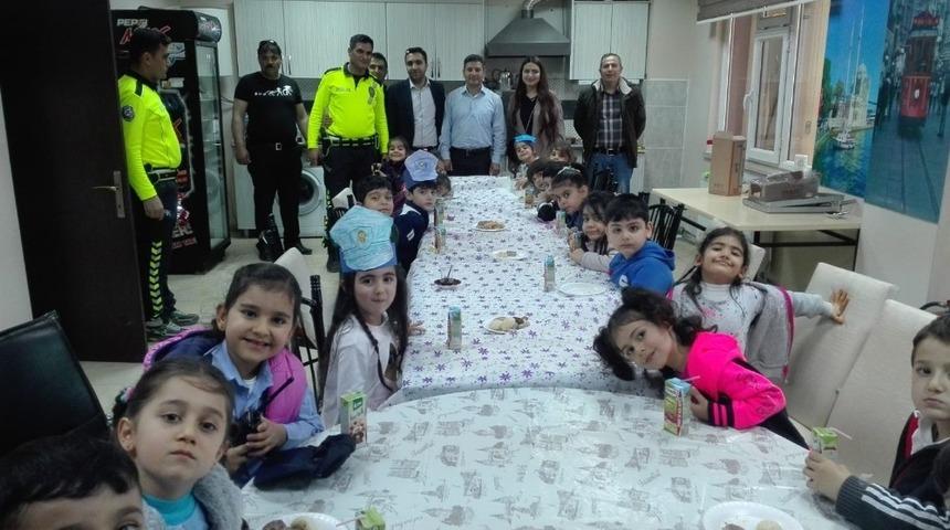 Minikler, polisleri ziyaret etti