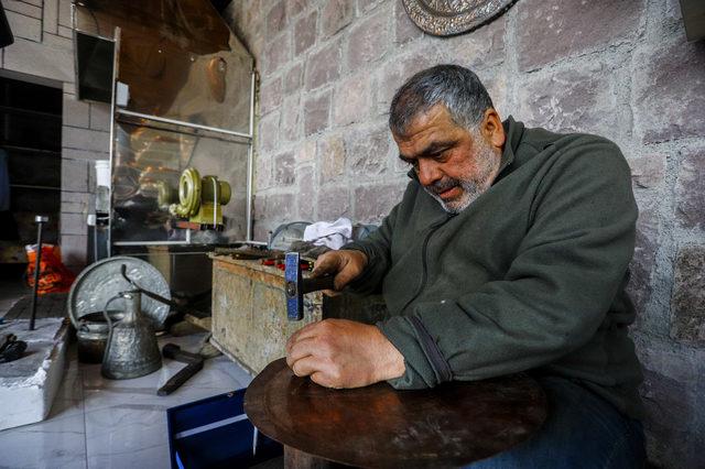 Bakır ustası, oğluyla mesleğini yaşatmaya çalışıyor