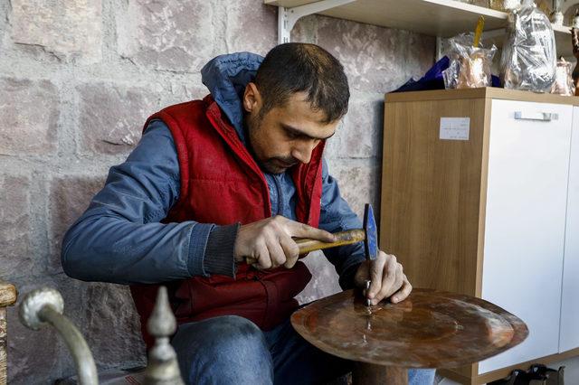 Bakır ustası, oğluyla mesleğini yaşatmaya çalışıyor