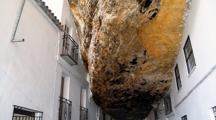 Bu şehirde insanlar bir kayanın altında yaşıyor!