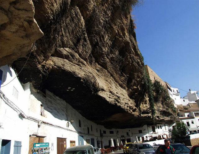 bir-kayanin-altinda-yasamak-setenil-de-las-bodegas-2