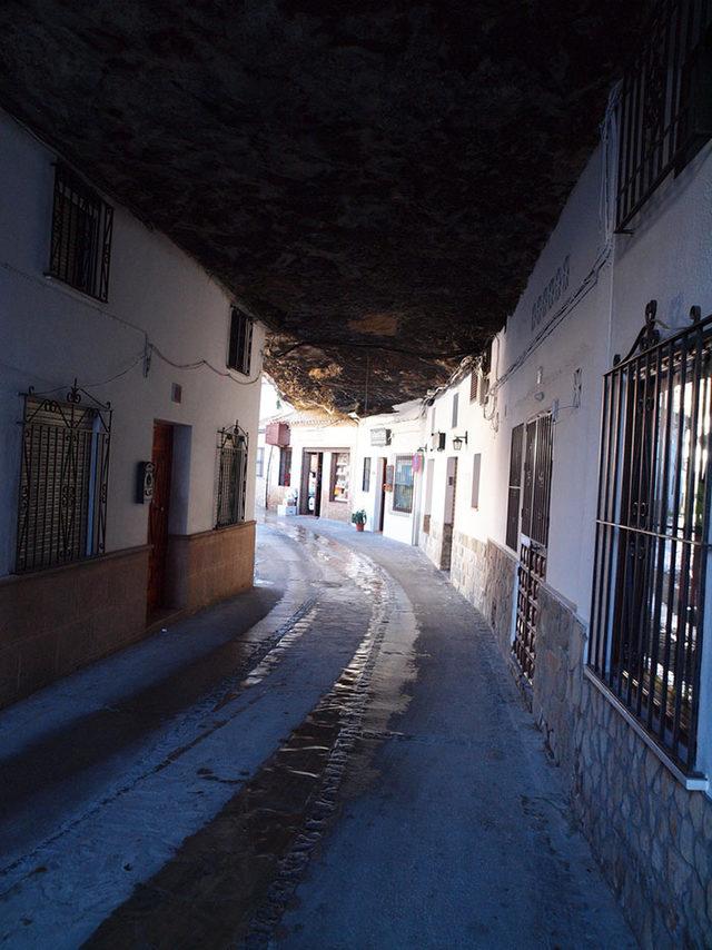 bir-kayanin-altinda-yasamak-setenil-de-las-bodegas-3