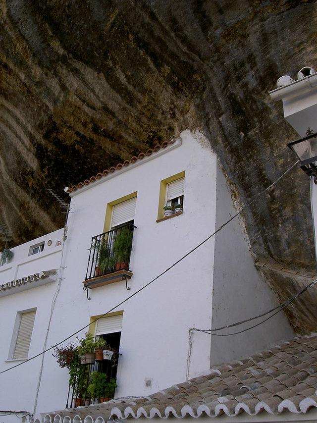 bir-kayanin-altinda-yasamak-setenil-de-las-bodegas-4