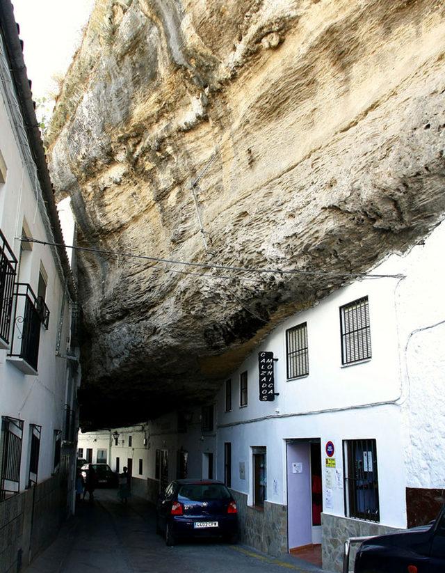 bir-kayanin-altinda-yasamak-setenil-de-las-bodegas-6