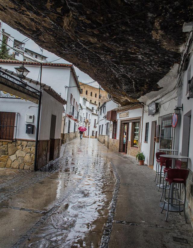 bir-kayanin-altinda-yasamak-setenil-de-las-bodegas-7