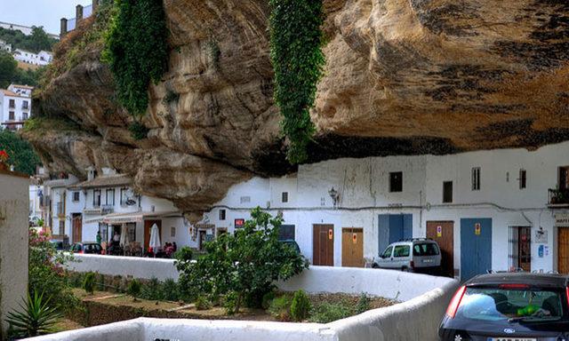 bir-kayanin-altinda-yasamak-setenil-de-las-bodegas-9