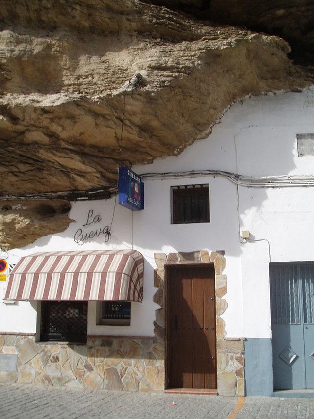 bir-kayanin-altinda-yasamak-setenil-de-las-bodegas-12