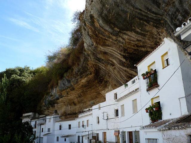 bir-kayanin-altinda-yasamak-setenil-de-las-bodegas-18