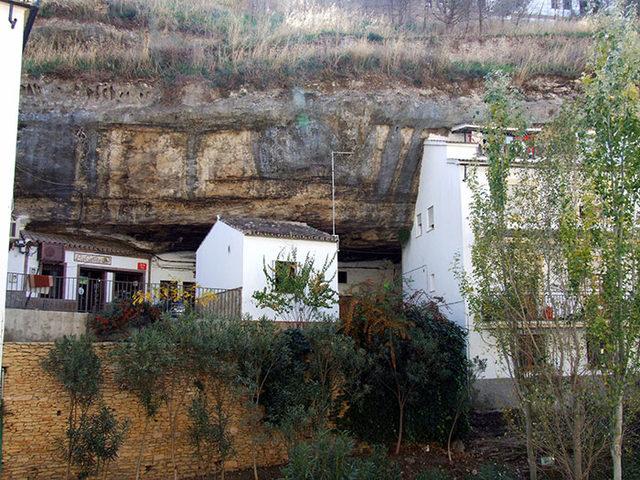 bir-kayanin-altinda-yasamak-setenil-de-las-bodegas-17