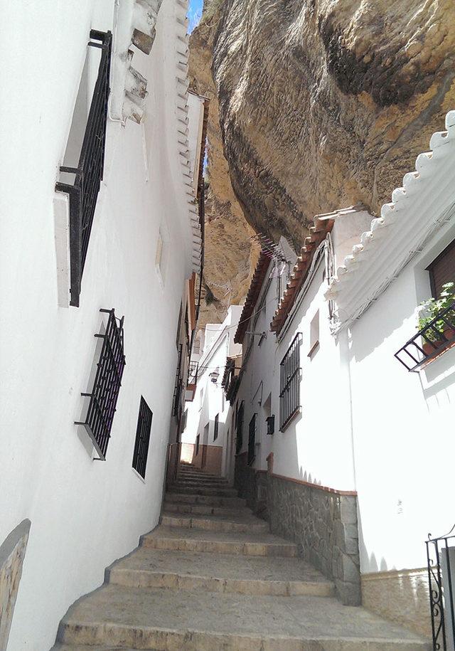 bir-kayanin-altinda-yasamak-setenil-de-las-bodegas-15