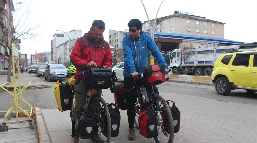 İspanya'dan bisikletle dünya turuna çıktılar 