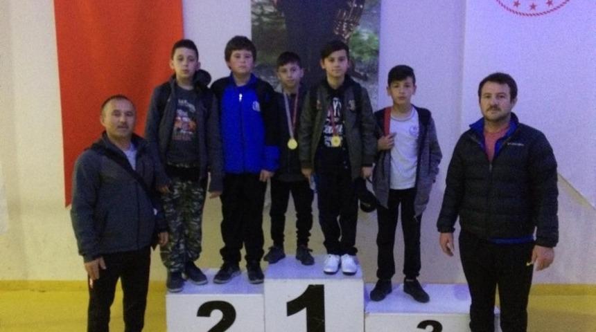 Minik G&uuml;reş&ccedil;iler madalya ile d&ouml;nd&uuml;