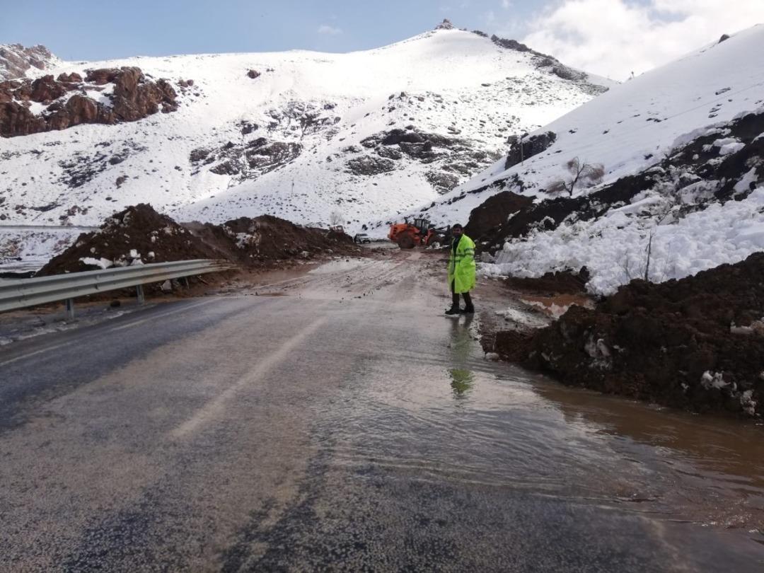 Y&uuml;ksekova-Van karayolunda heyelan