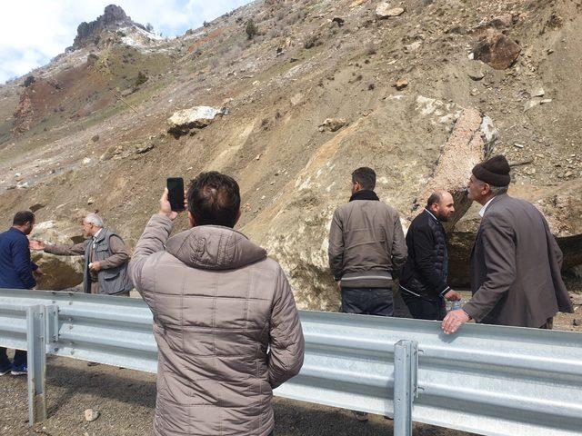 Hakkari- Van karayolu düşen dev kayalar nedeniyle kapandı