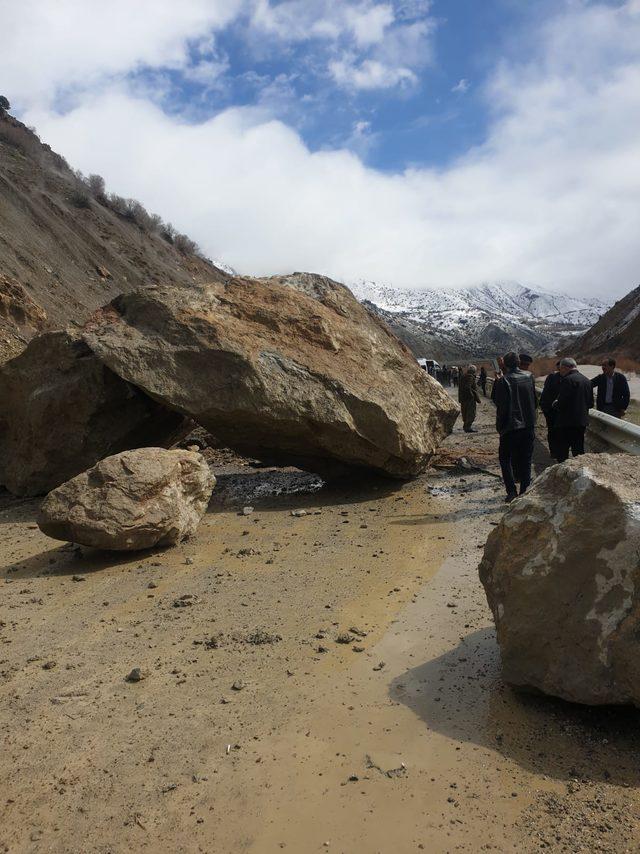 Hakkari- Van karayolu düşen dev kayalar nedeniyle kapandı