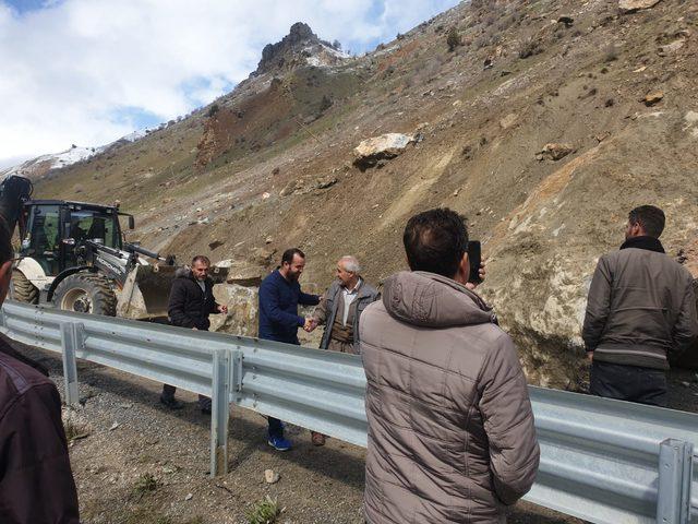 Hakkari- Van karayolu düşen dev kayalar nedeniyle kapandı