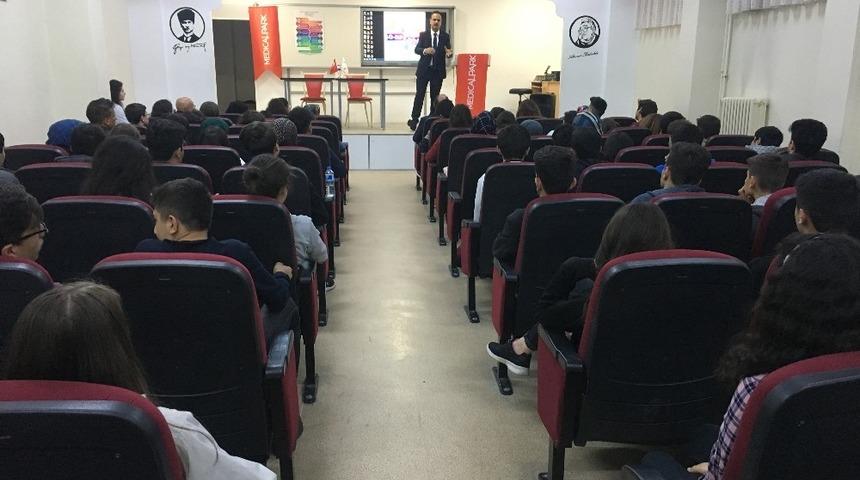 &Ouml;ğrenciler &lsquo;Kariyer G&uuml;nleri&rsquo;nde hekimlerle buluştu