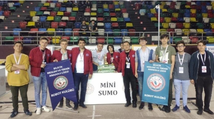 Bilecik&rsquo;e robot yarışmasında iki b&uuml;y&uuml;k &ouml;d&uuml;l