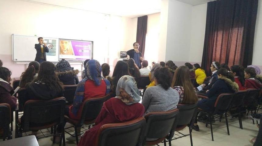 Öğrenciler internet kullanımı hakkında bilgilendirildi