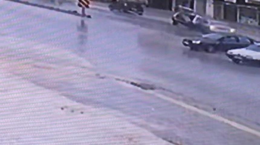 &Ouml;l&uuml;ml&uuml; trafik kazası g&uuml;venlik kamerasında