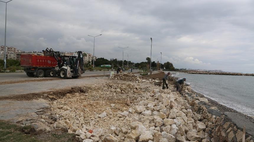 Erdemli Belediyesi, sahili yaz sezonuna hazırladı