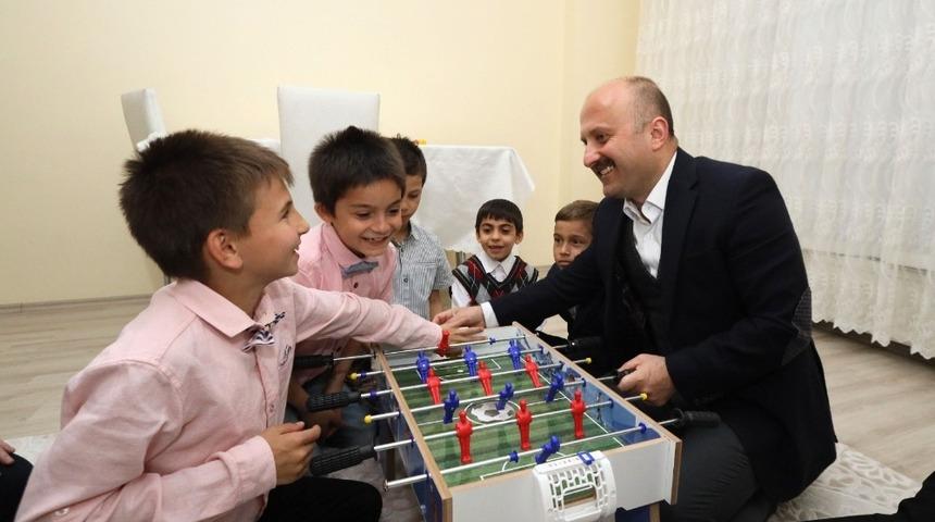 &Ccedil;ocukların Vali ile langırt keyfi