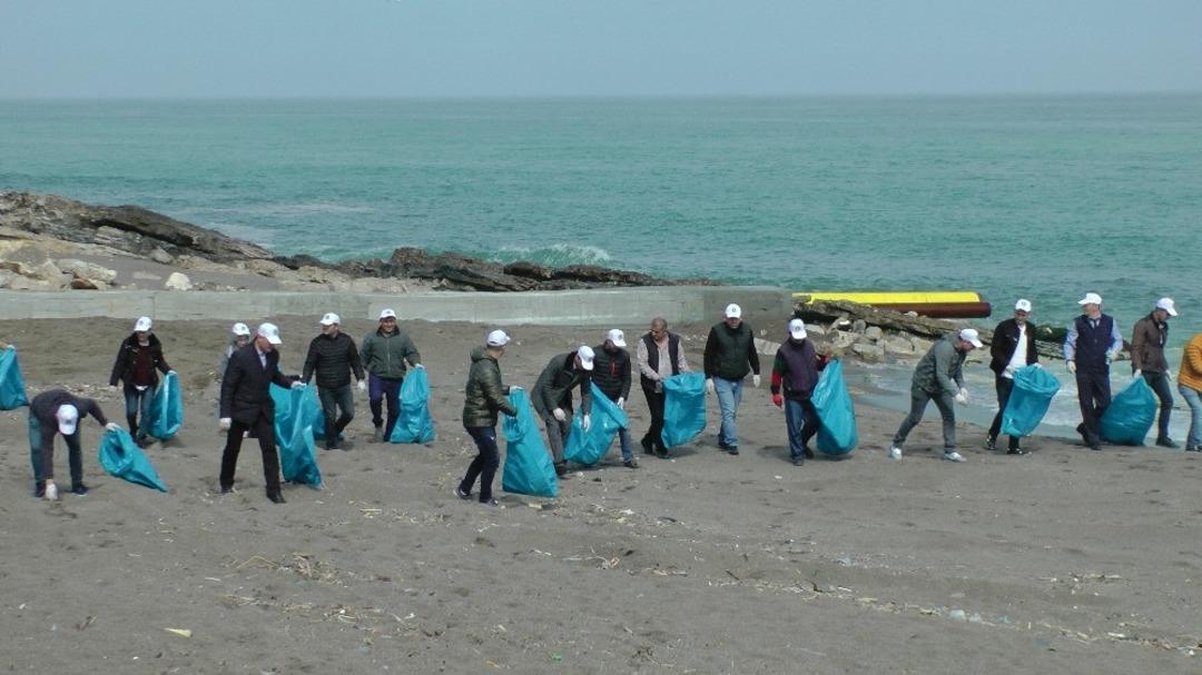 Başkan Yanmaz, memurlarıyla birlikte plajları temizledi