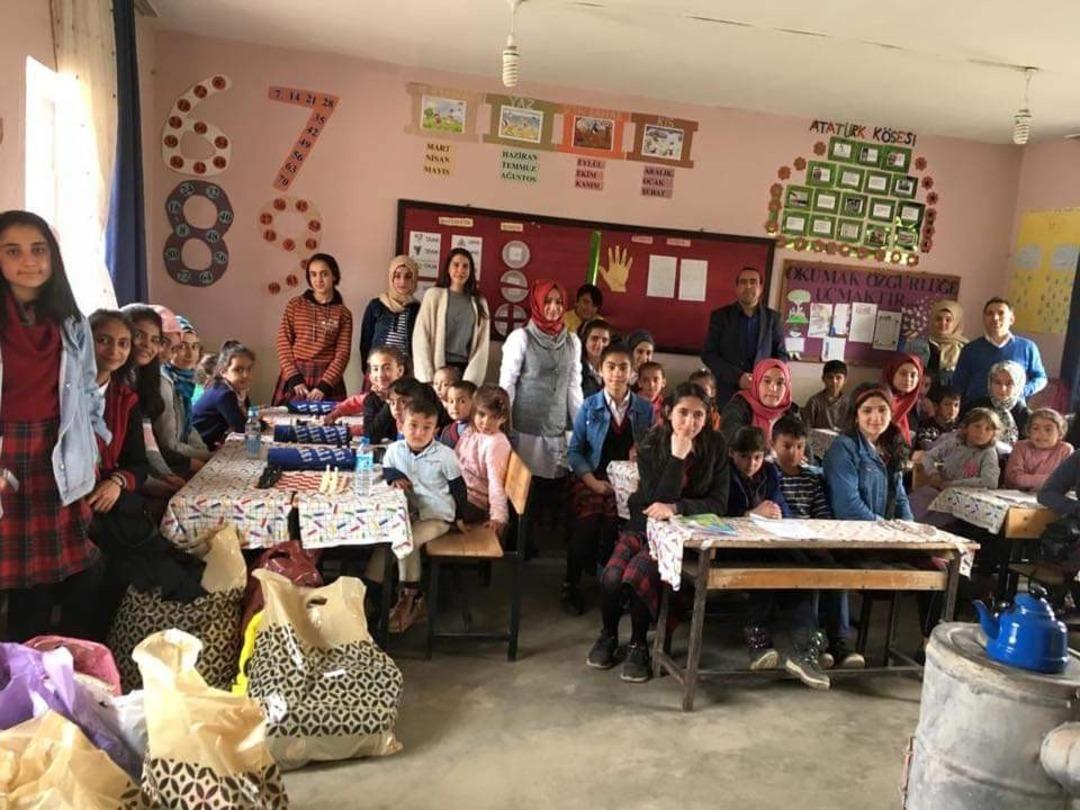 &Ouml;ğrencilere kırtasiye ve giyim yardımı