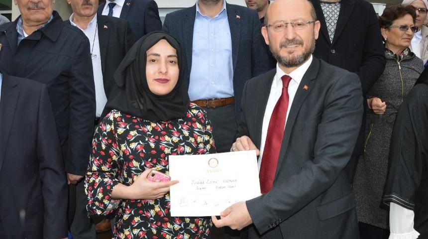 Başkan &Ouml;zcan 16 g&uuml;n sonra mazbatasını aldı